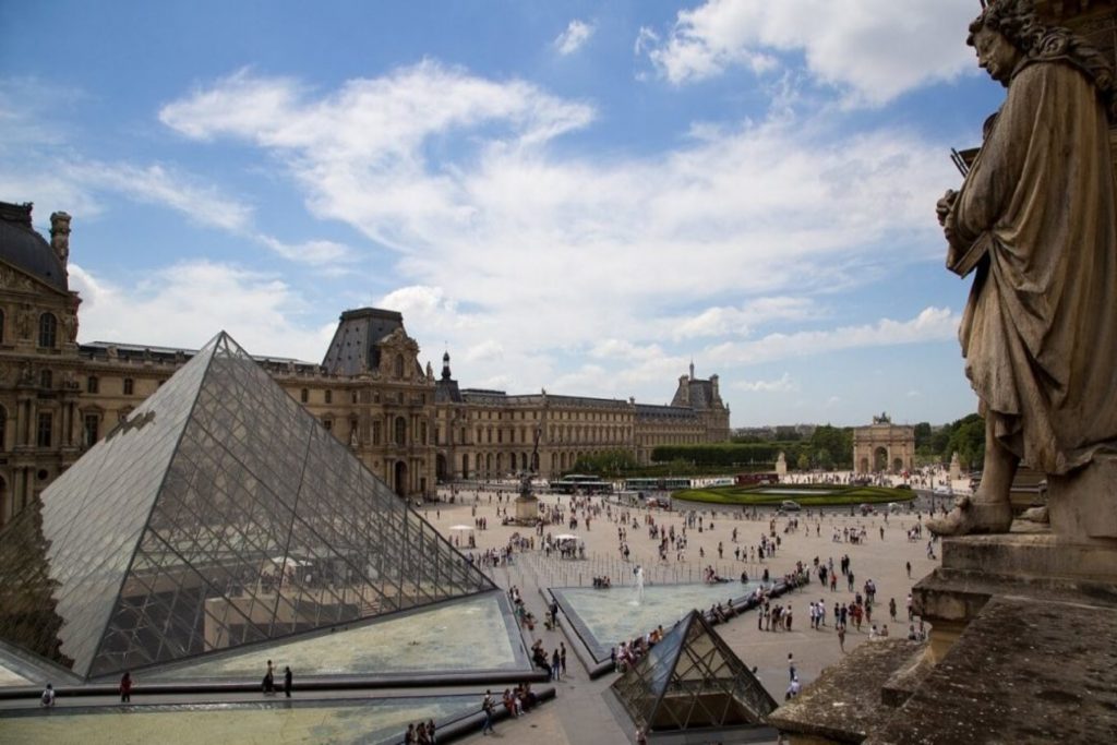 Το Μουσείο του Λούβρου και το παλάτι των Βερσαλλιών εκκενώθηκαν στο Παρίσι