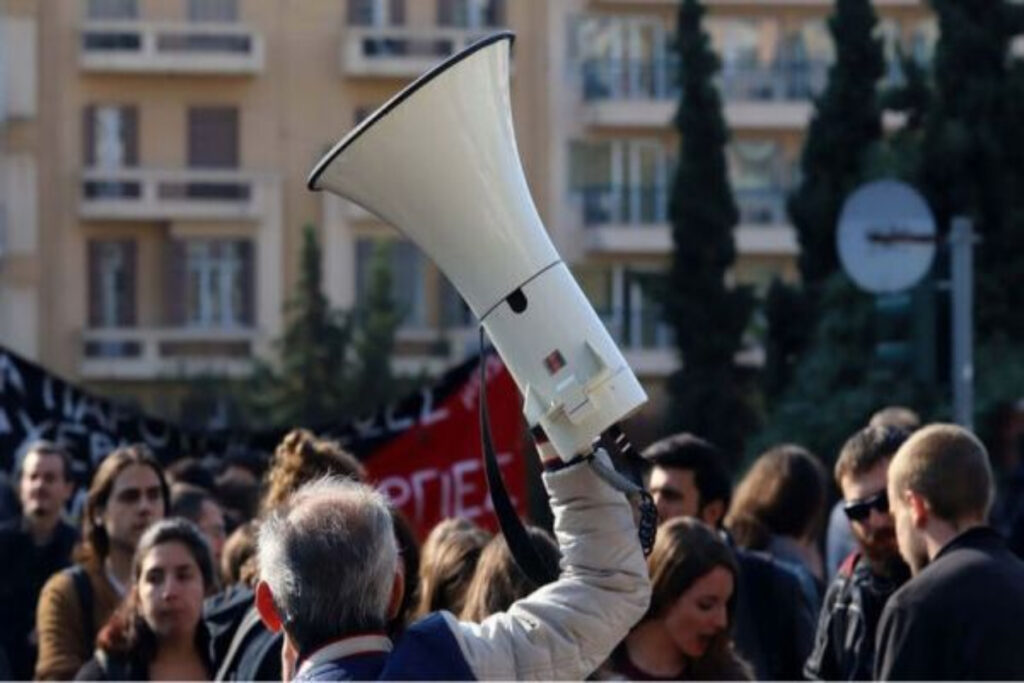 Συγκέντρωση διαμαρτυρίας των υγειονομικών έξω από το Υπουργείο Υγείας