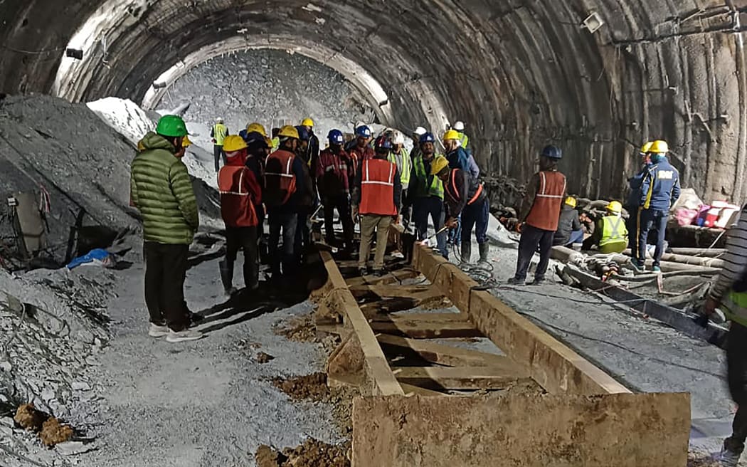 Ινδία: 41 εργαζόμενοι παγιδευμένοι σε σήραγγα για 2 εβδομάδες – Προσπάθειες διάσωσης