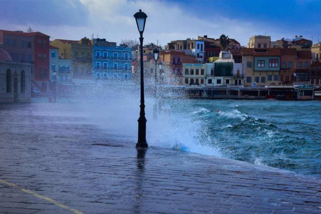 Ραγδαία πτώση της θερμοκρασίας, βροχές και καταιγίδες από το απόγευμα