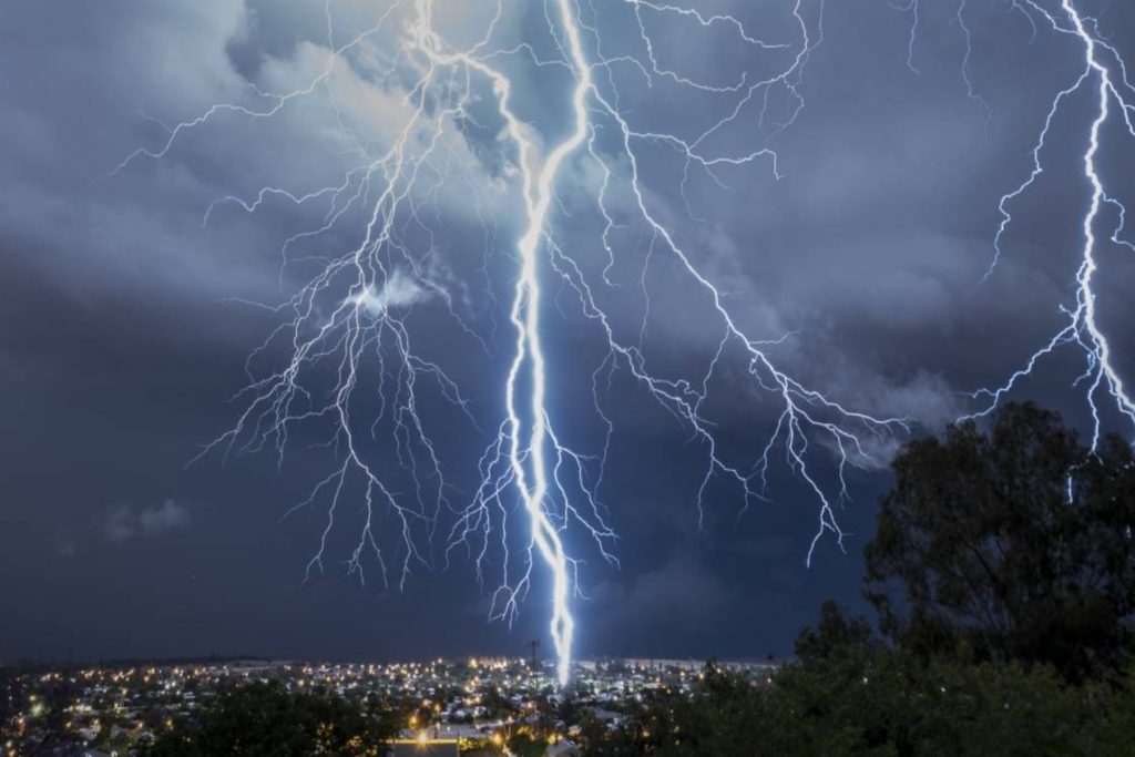 Πέφτει η θερμοκρασία με χιόνια και βροχές