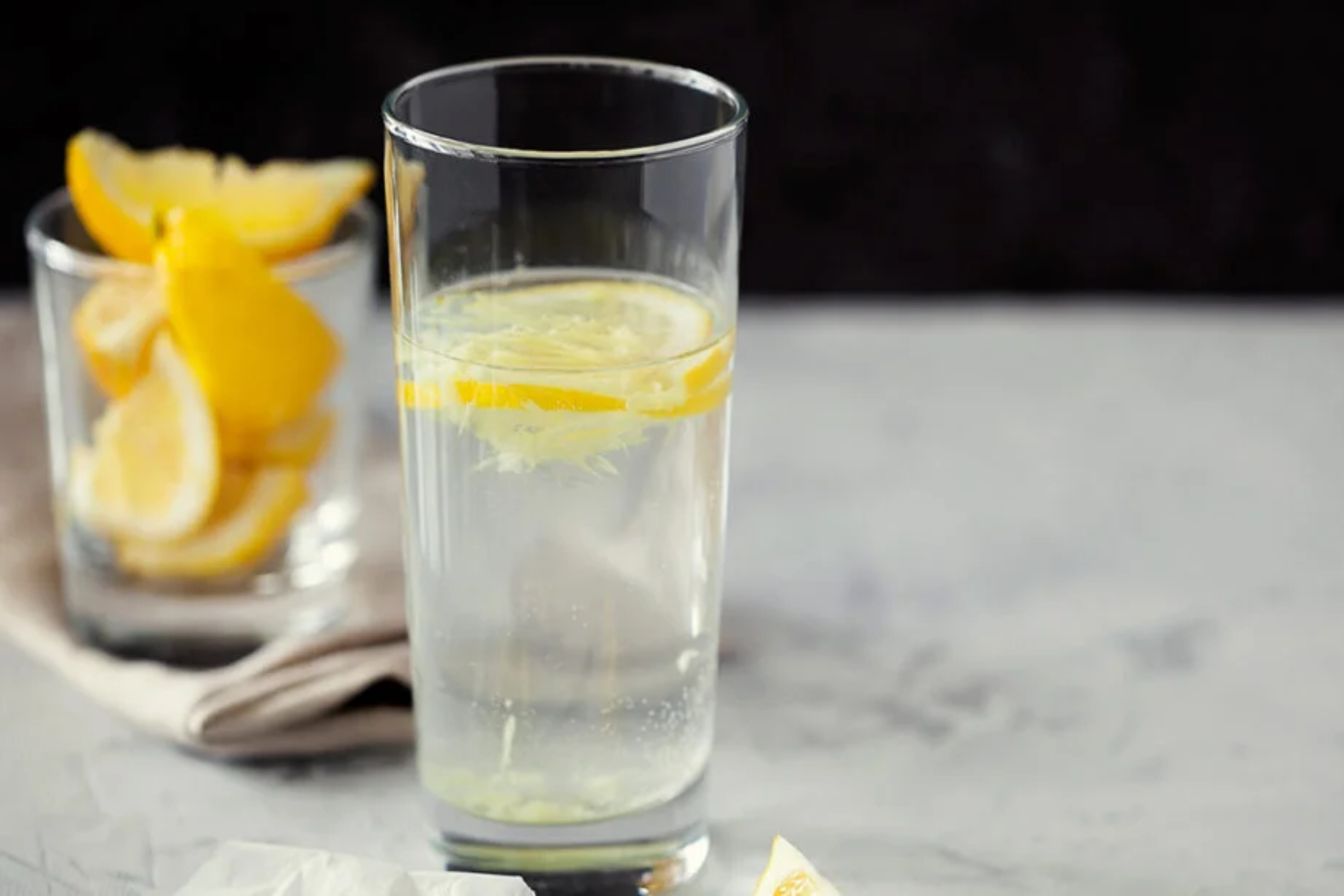 Ενυδάτωση: Πώς το νερό με λεμόνι μπορεί να βελτιώσει την ενυδάτωσή μας;
