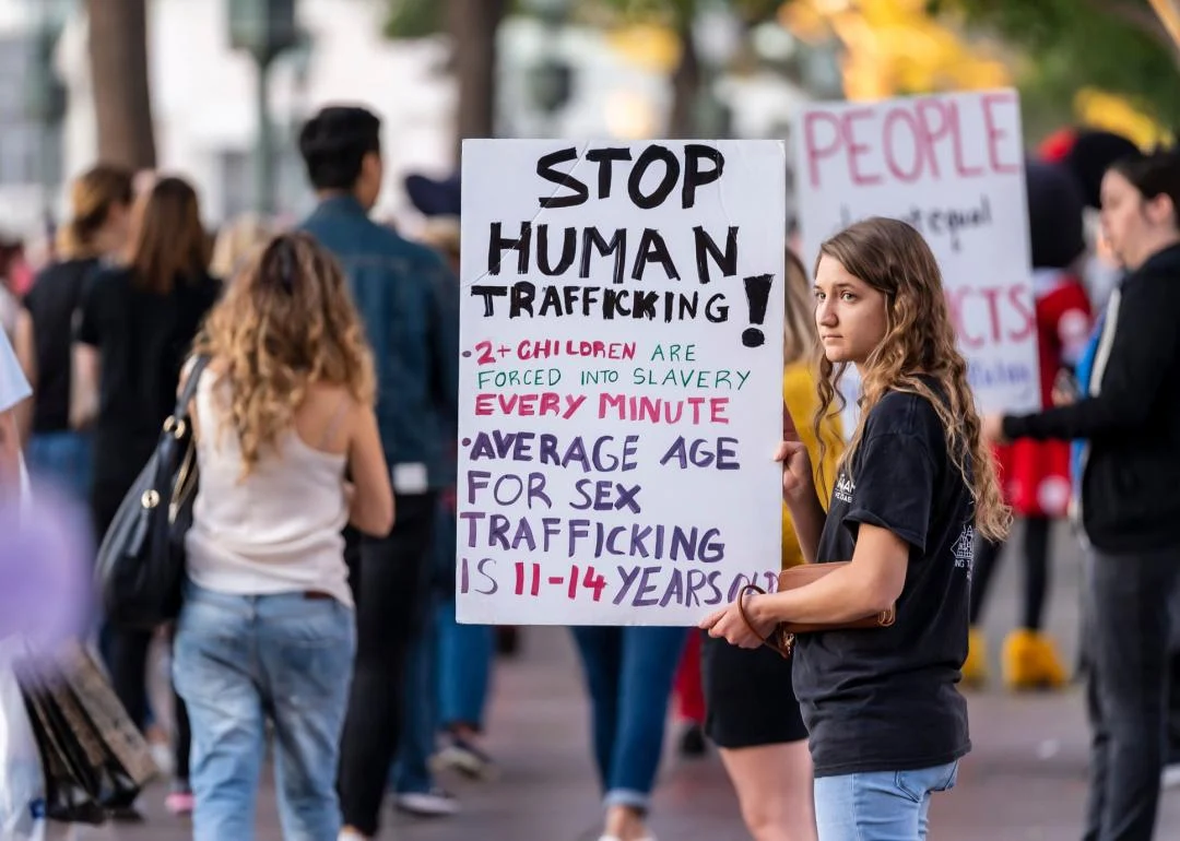 Τrafficking: Τι κρύβεται πίσω από το άλμα κατά 62% στα αδικήματα της εμπορίας ανθρώπων;