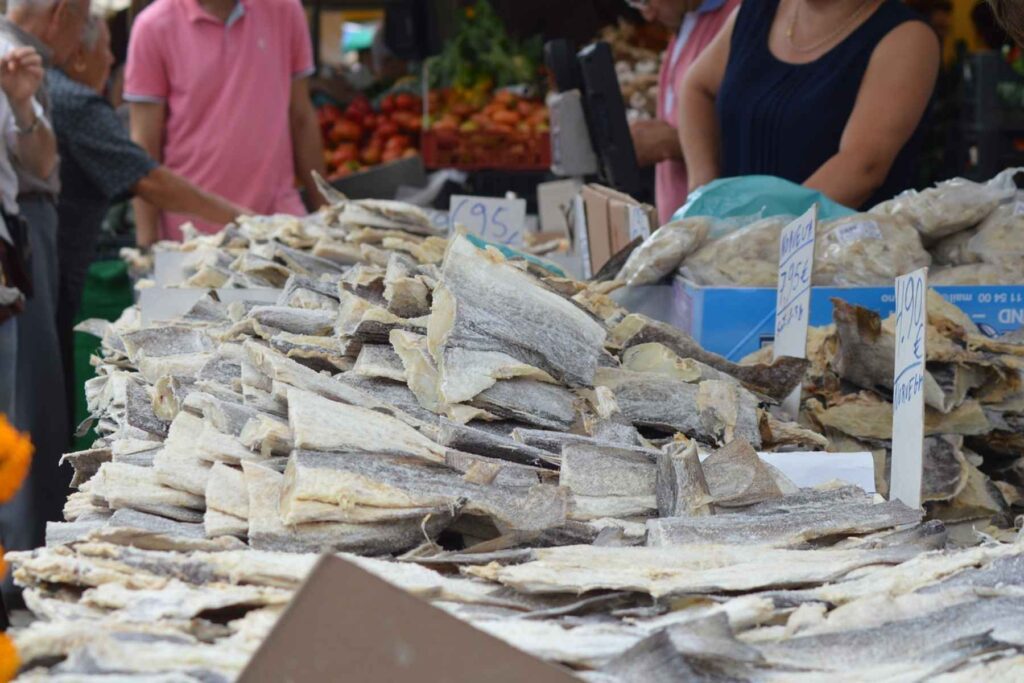 Μπακαλιάρος με ελιές, πιπεριές Φλωρίνης, μελιτζάνες και κρύα σάλτσα με μπαλσάμικο ξίδι