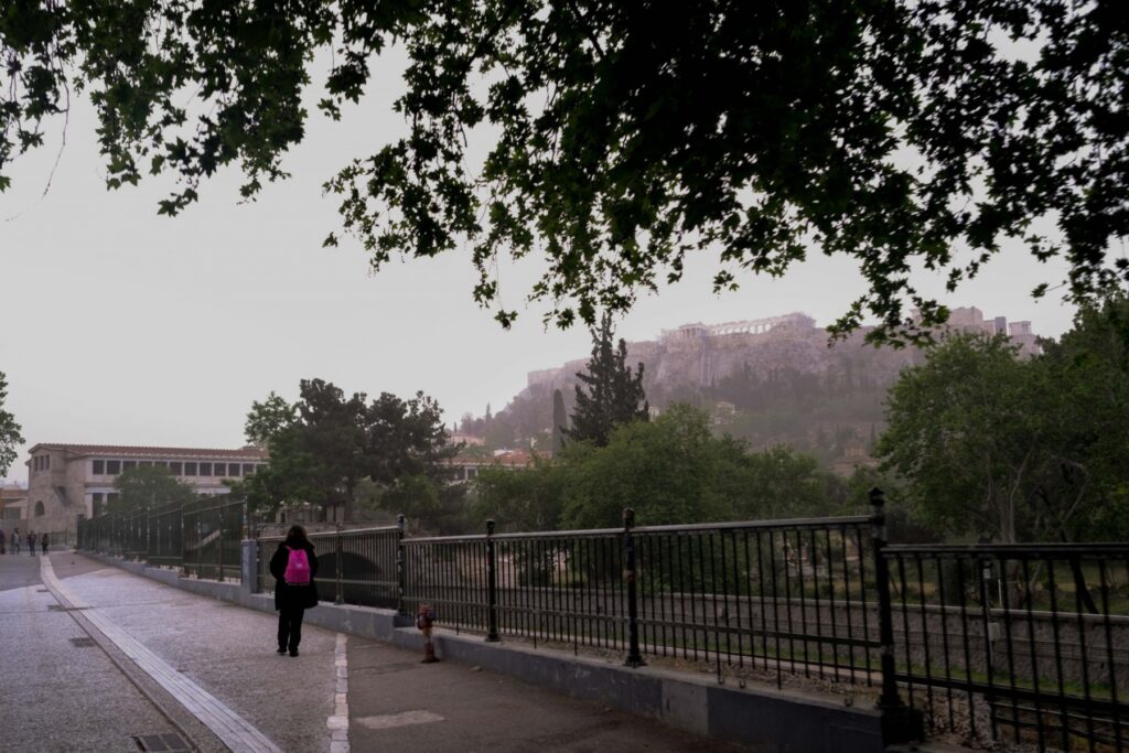 Κυριακή με πρόσκαιρες νεφώσεις και ψύχρα