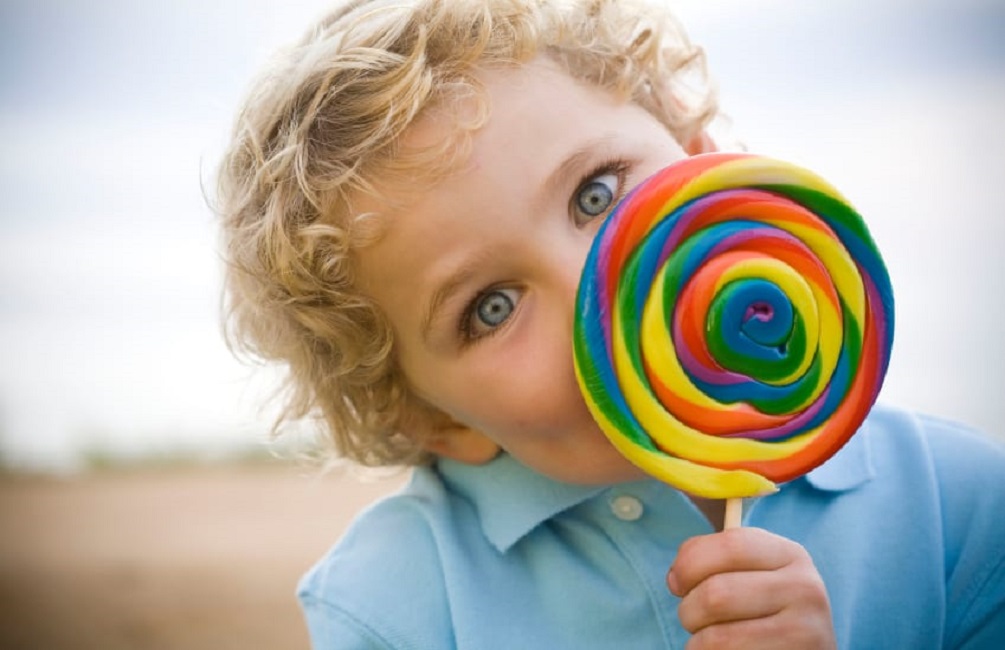 Zάχαρη: Δεν κάνει τα παιδιά υπερκινητικά, προτείνει νευροεπιστήμονας