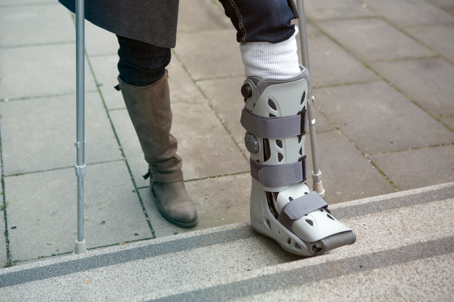 Σπασμένο πόδι: Πώς να φροντίσετε τον εαυτό σας αν έχετε σπάσει το πόδι σας και ζείτε μόνοι;