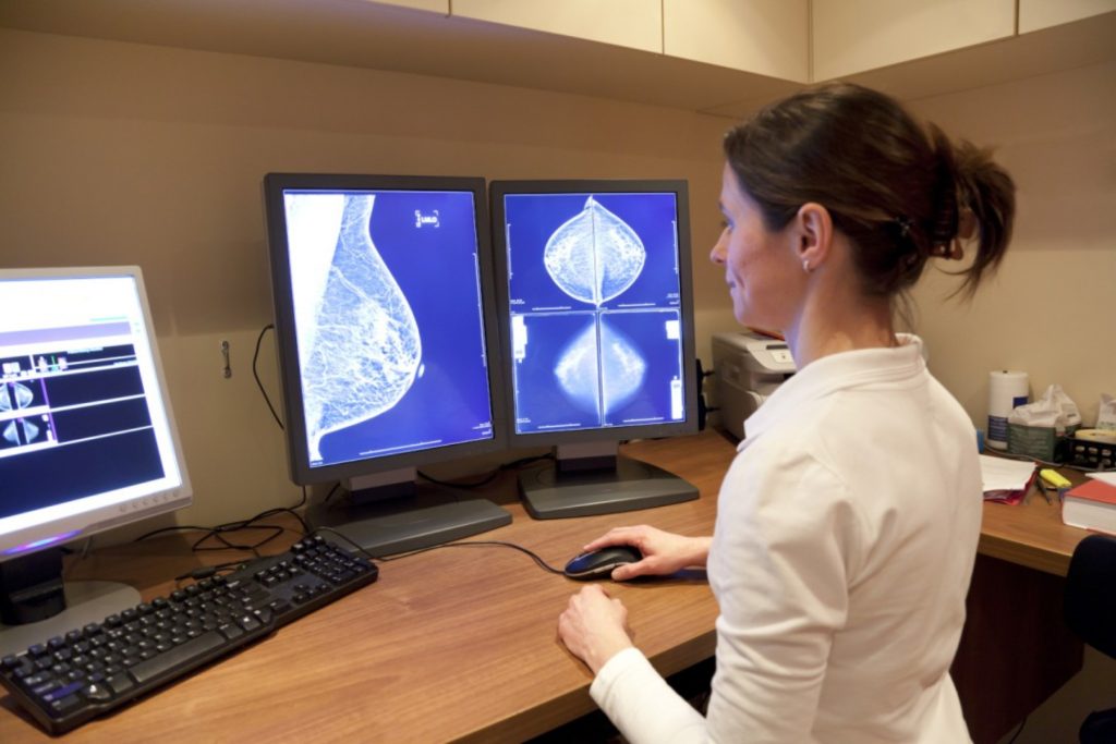 Η πρώιμη εμμηνόπαυση μπορεί να αυξήσει τον κίνδυνο καρκίνου του μαστού και των ωοθηκών;
