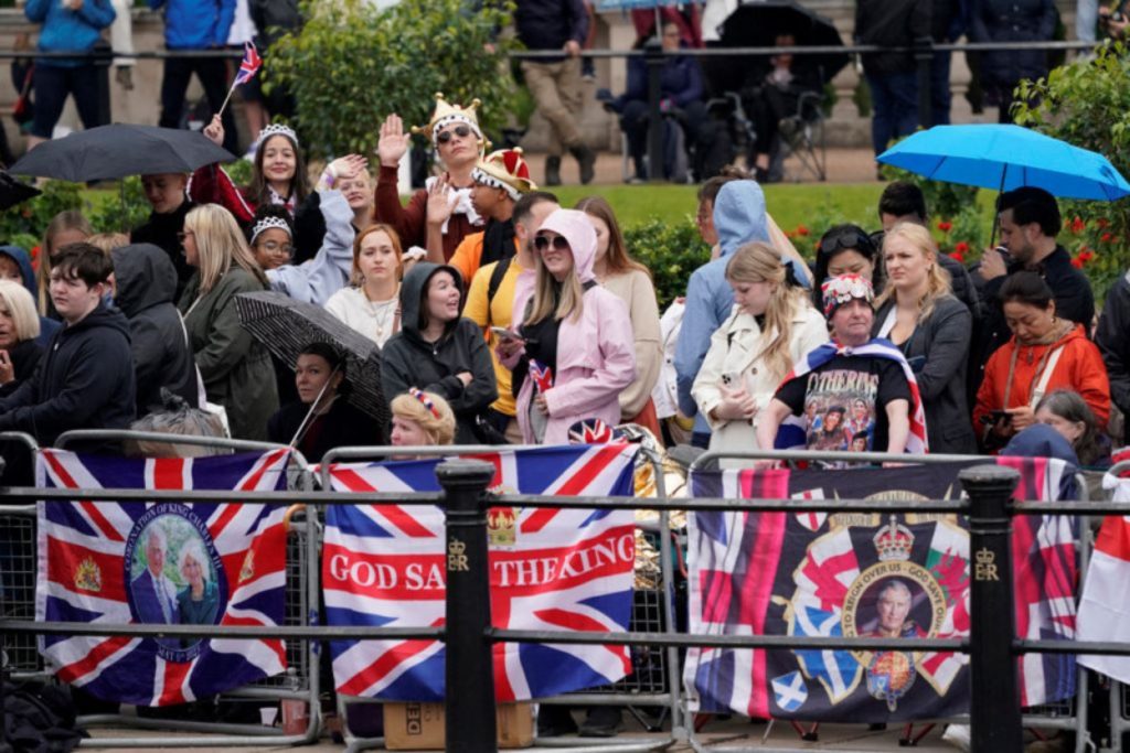 Χιλιάδες κόσμου βρέθηκαν έξω από το Μπάκινχαμ για να δουν την Κέιτ Μιντλετον μετά την περιπέτεια με την υγεία της