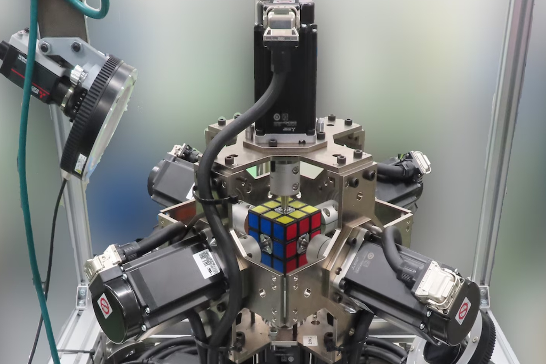 Κύβος Ρούμπικ: Νέο ρεκόρ για το TOKUFASTbot της Mitsubishi στην επίλυση του κύβου του Ρούμπικ σε λιγότερο από μισό δευτερόλεπτο