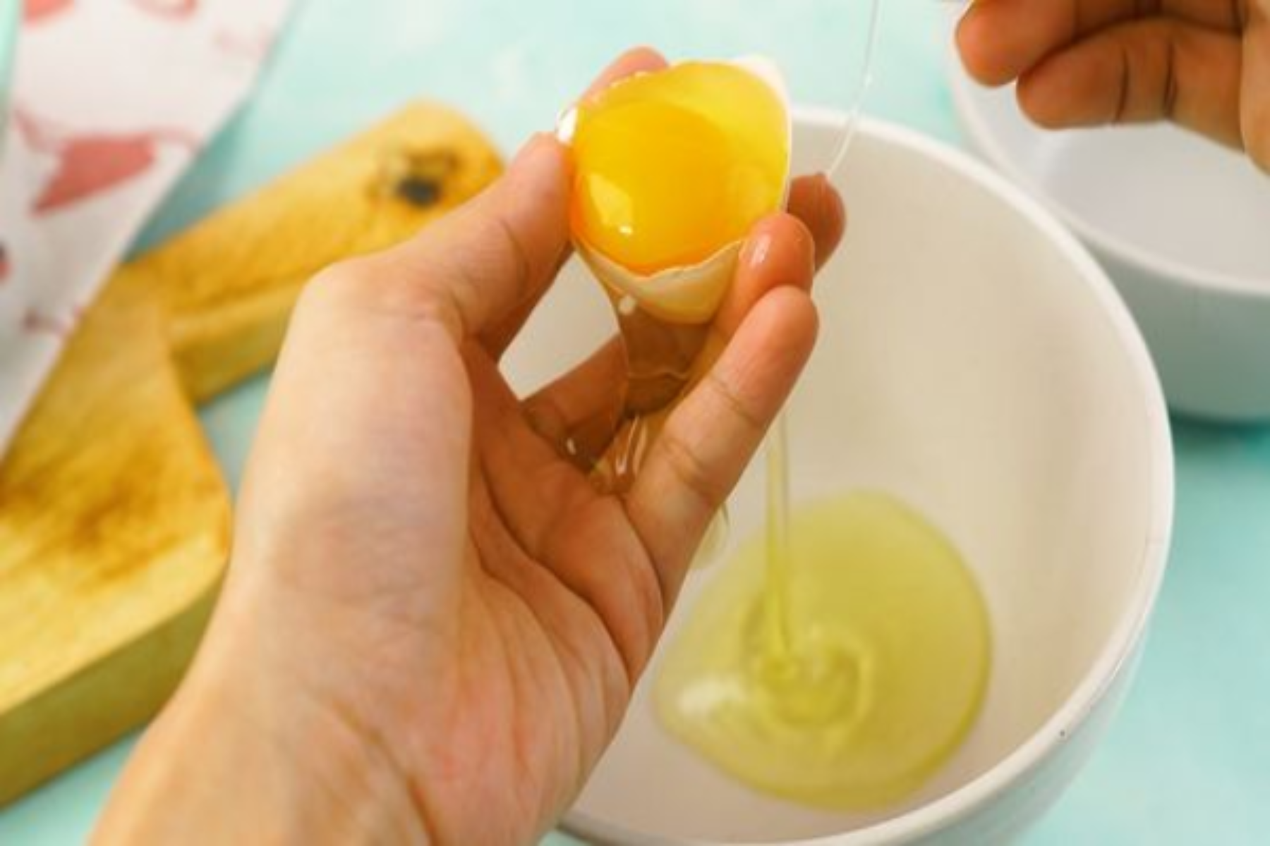 Μαλλιά αυγό: Πώς να φτιάξετε την τέλεια μάσκα μαλλιών με αυγό;