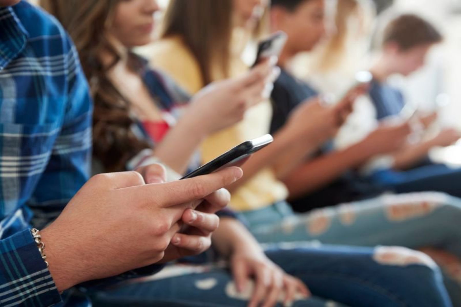 Λος Άντζελες: Γιατί απαγορεύει την χρήση smartphone στο σχολείο;