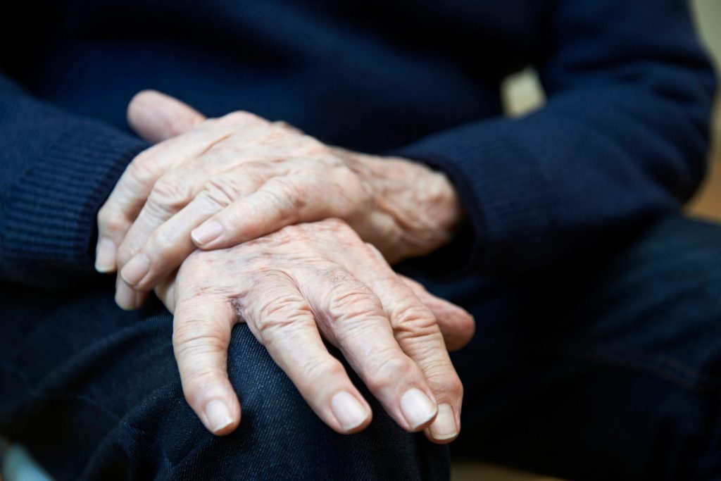 Ο τρόμος ηρεμίας στο επίκεντρο στη νέα μελέτη για τη νόσο του Parkinson