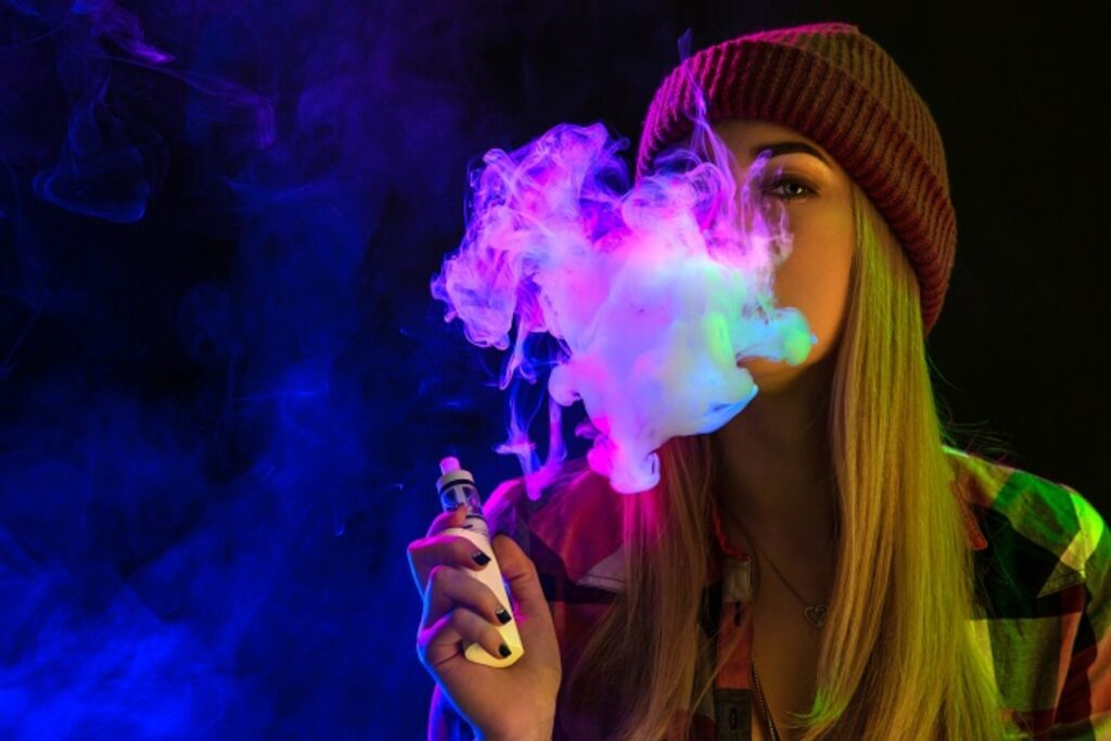 Vaping: Νεαροί ενήλικες που άρχισαν ως έφηβοι δεν μπορούν να σταματήσουν