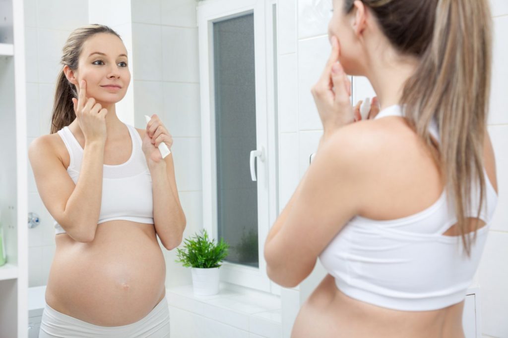 Για ποιο λόγο οι γυναίκες εμφανίζουν ακμή εγκυμοσύνης;