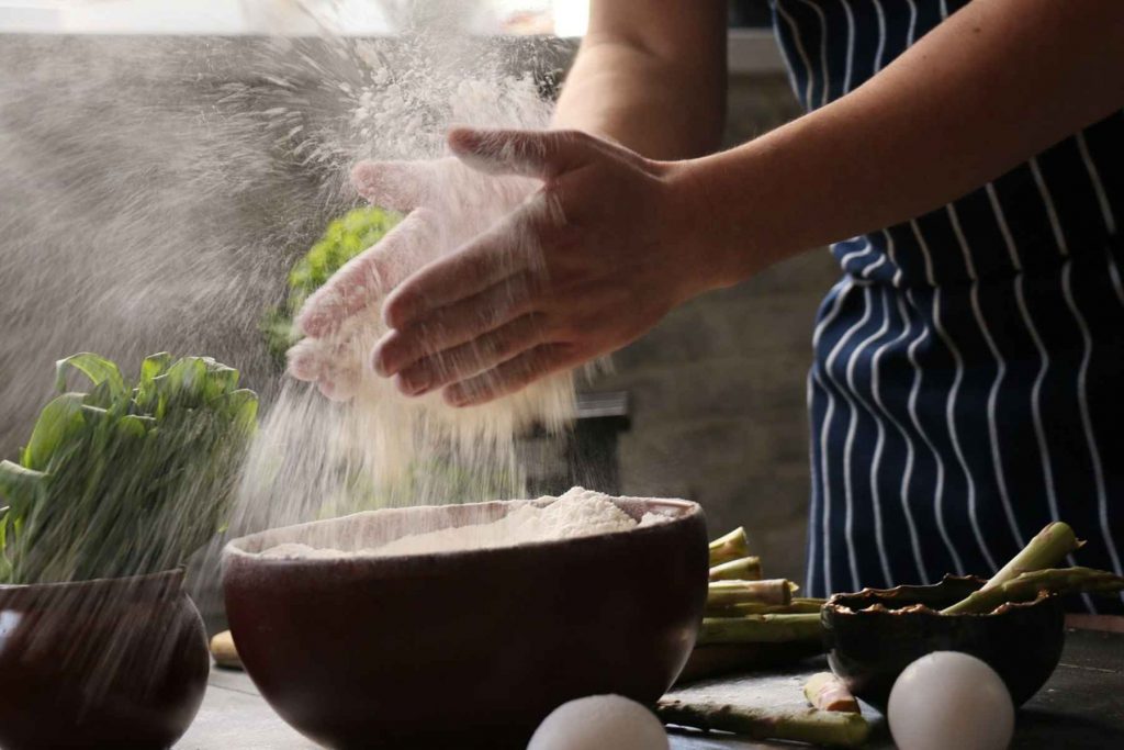 Πώς να φτιάξετε μια πεντανόστιμη αλευρόπιτα με σπανάκι και φέτα