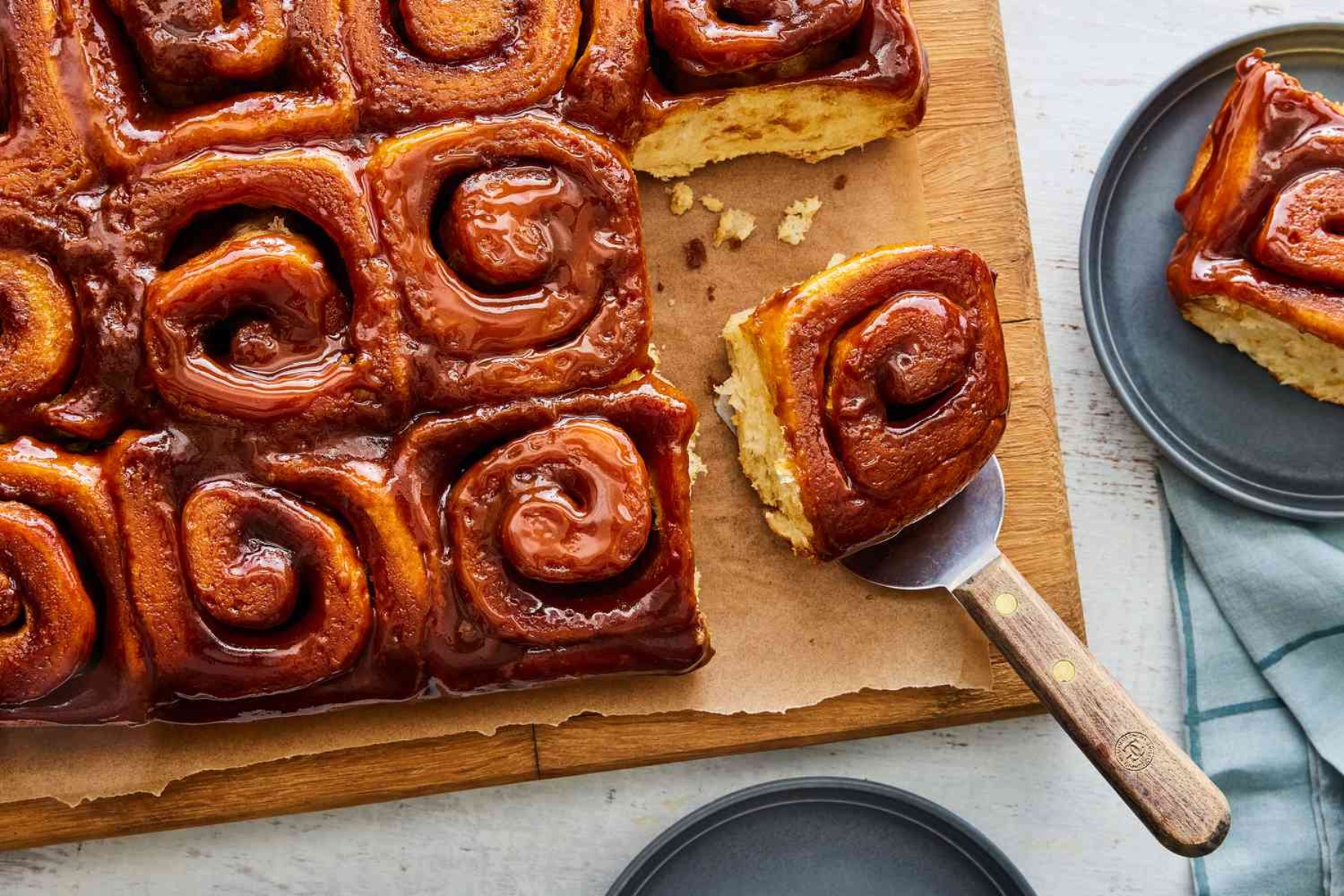 Cinamon rolls: Βουτυρένια ρολά κανέλας με καραμέλα ως μια λαχταριστή παραλλαγή σε ένα αγαπημένο γλυκό