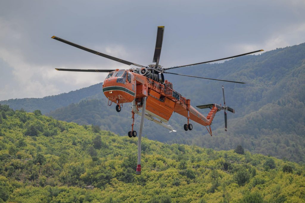 Σε εξέλιξη για 2η ημέρα η φωτιά στο Αχλαδοχώρι Σερρών