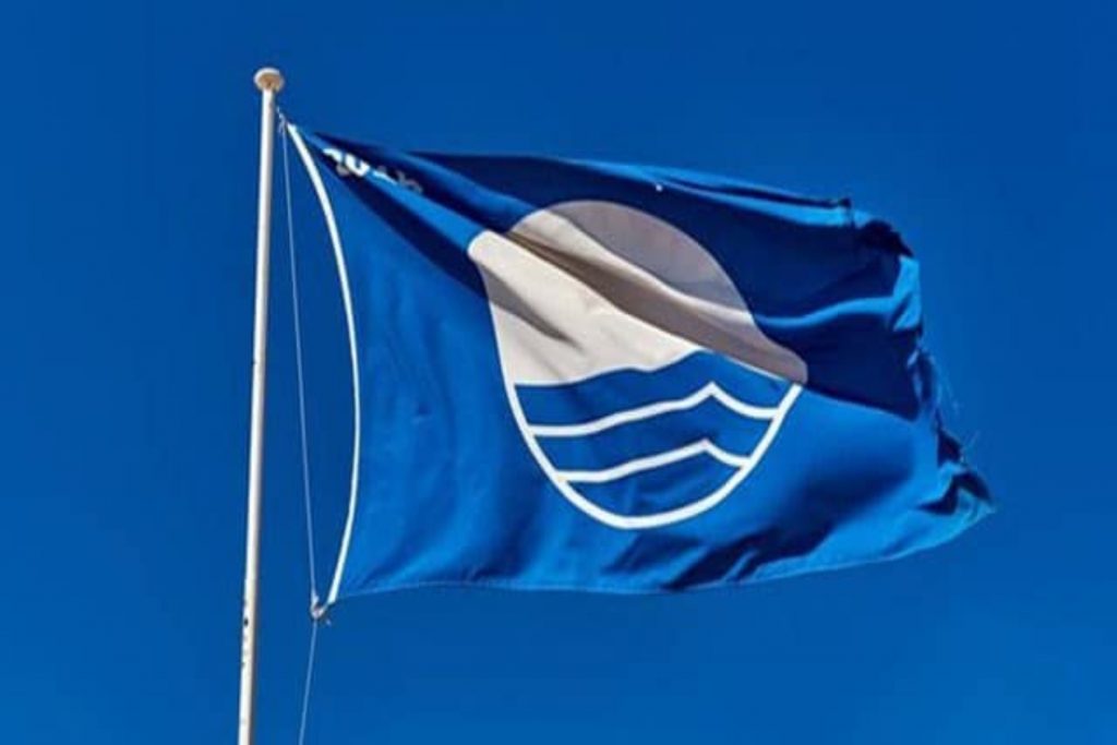Από ποιες παραλίες αφαιρέθηκε η γαλάζια σημαία;