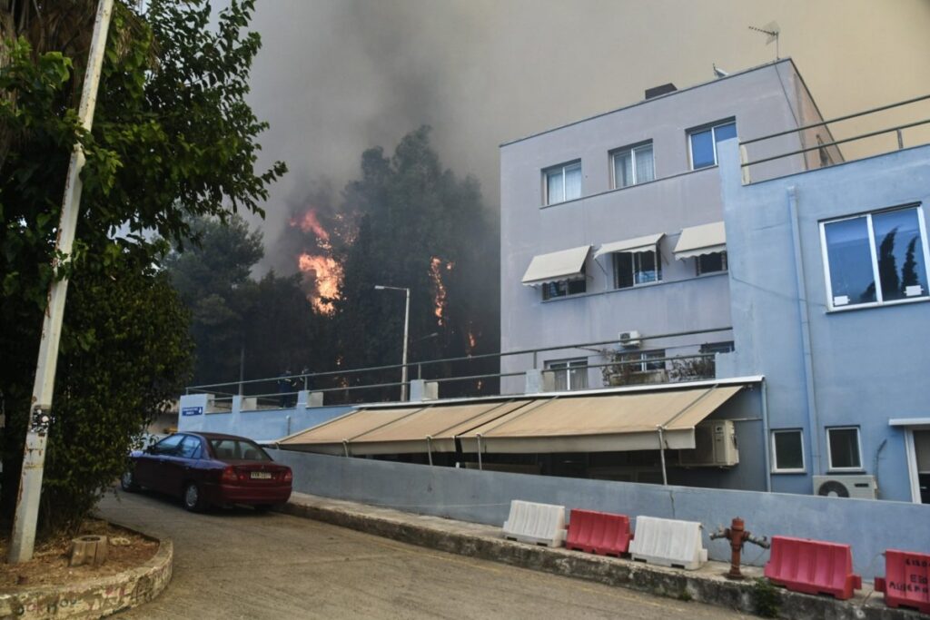 Εκκενώθηκε το Καραμανδάνειο νοσοκομείο λόγω φωτιάς 