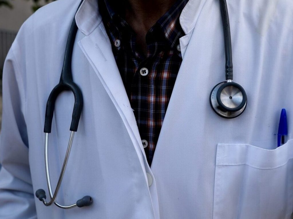 Έντονη διαμαρτυρία του ΠΙΣ για τις επιτάξεις γιατρών και τη διακοπή συνταγογράφησης