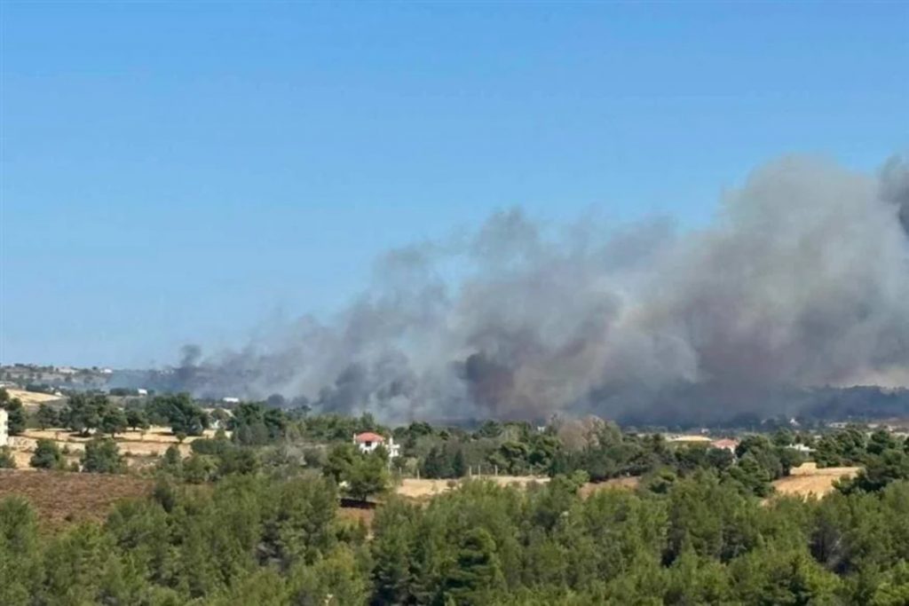 Φωτιά Βαρνάβα: Μηνύματα 112 για εκκένωση - Σε απόσταση αναπνοής η φωτιά από τα σπίτια