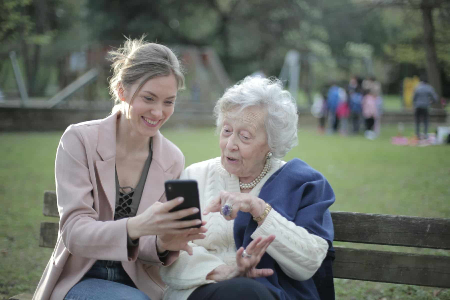 Άτομα με Alzheimer: Πώς να τα κρατήσετε ενεργά και συνδεδεμένα στην καθημερινή ζωή